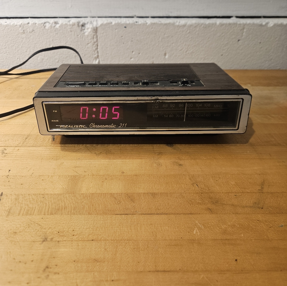 Realistic Chronomatic 211 WoodGrain Digital Alarm Clock AM&FM Radio-Tested&Works